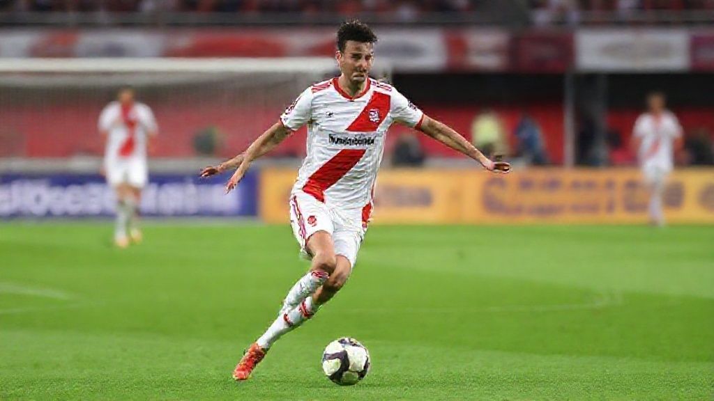 曼联锁定荷甲超新星斯密特！19岁全能中场能否成为红魔复兴拼图？